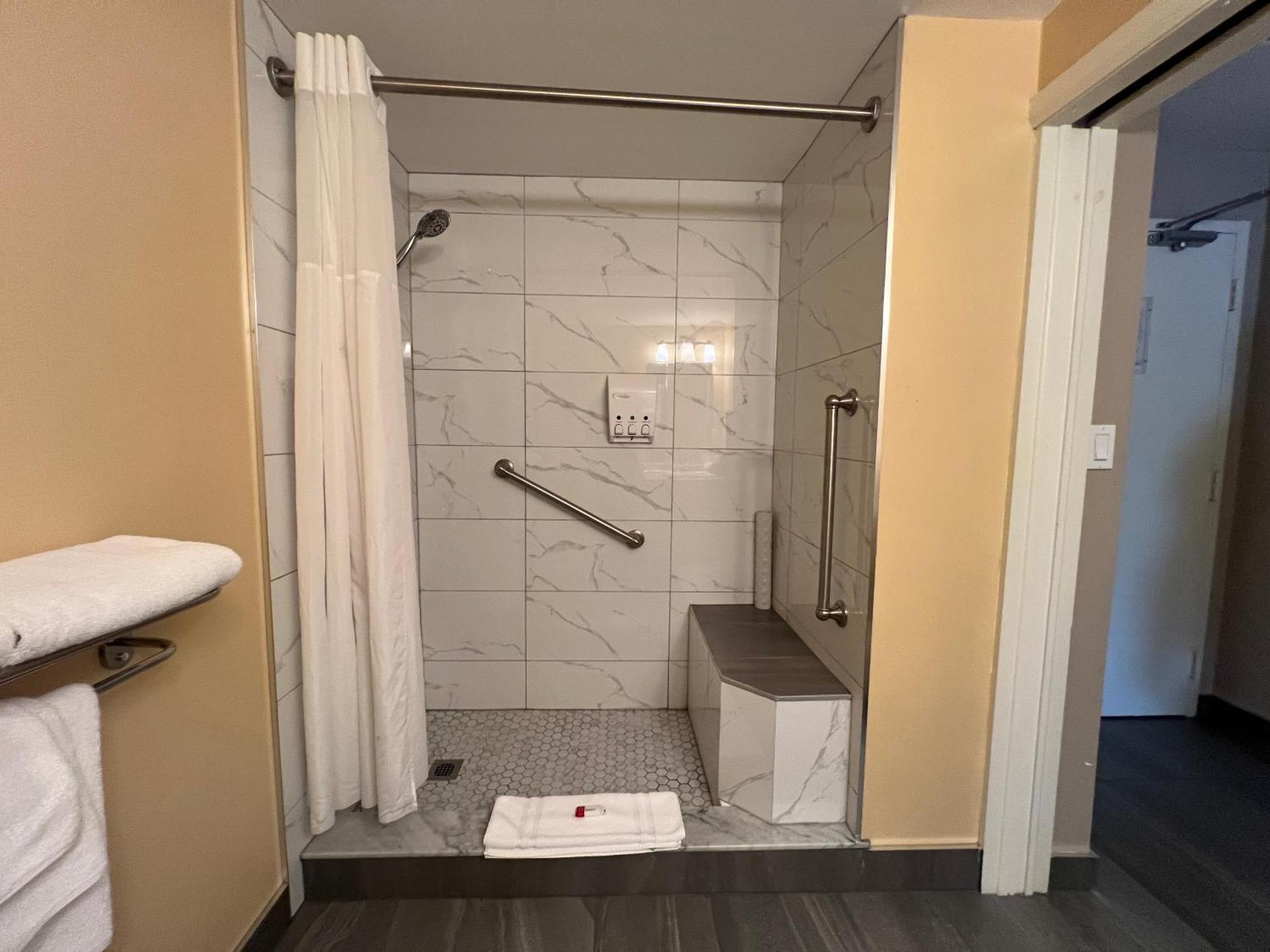 מלון Ramada By Wyndham לונדון מראה חיצוני תמונה