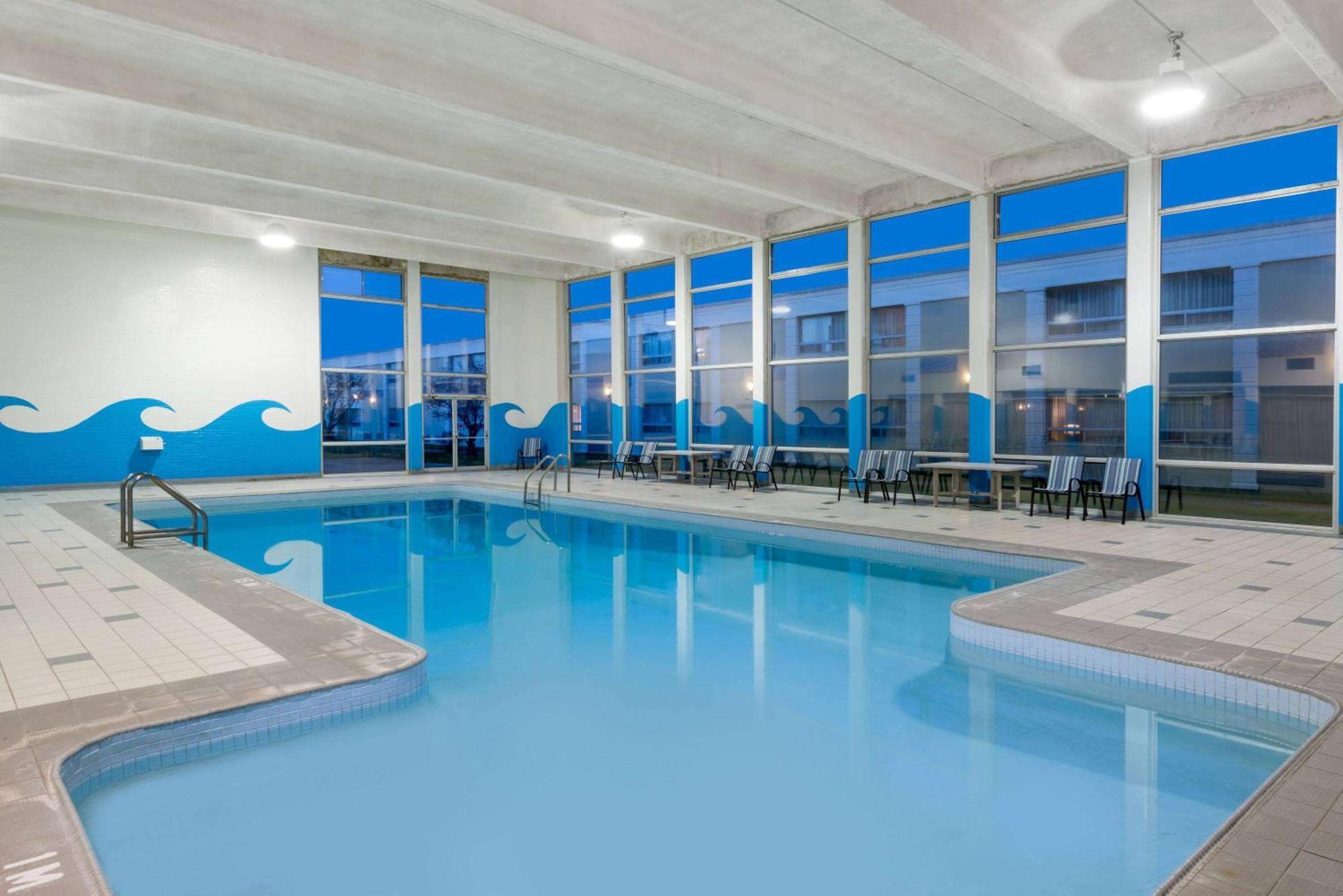 מלון Ramada By Wyndham לונדון מראה חיצוני תמונה